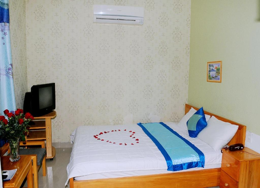 media/roomtypes/130120044230/gallery/vkl15290303a87_khach_san_queen_2_queen_group.png