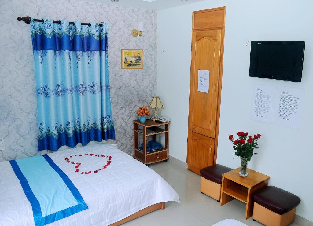 media/roomtypes/130120044230/gallery/vkl15290a30387_khach_san_queen_2_queen_group.png