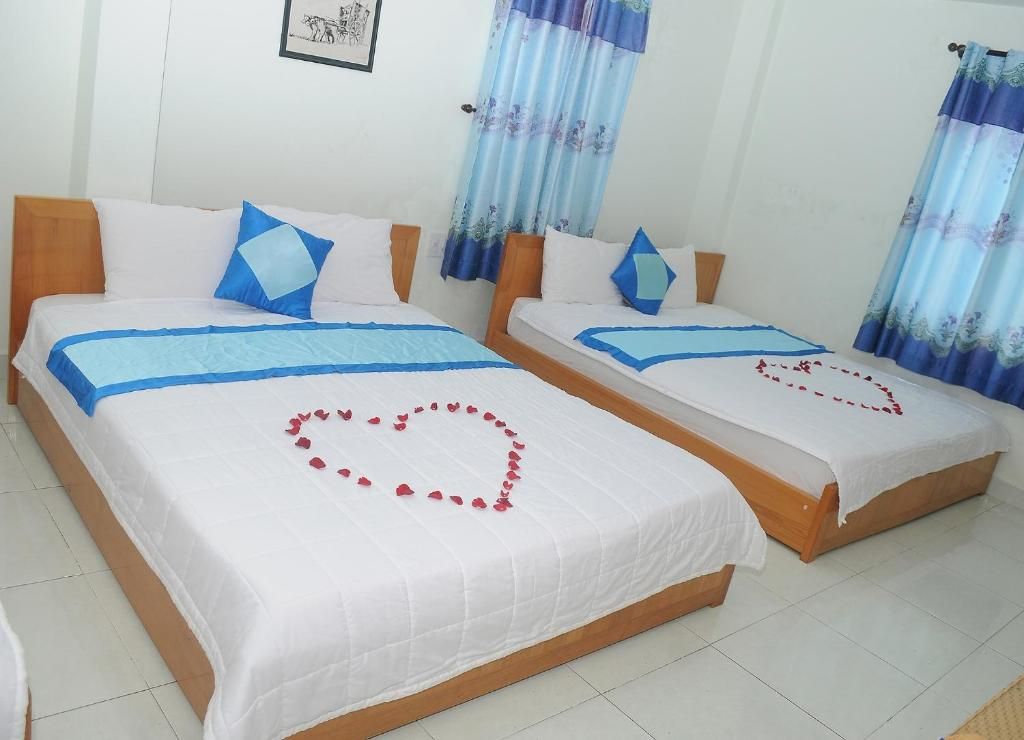 media/roomtypes/130120044855/gallery/vkl15290303a87_khach_san_queen_2_queen_group.png