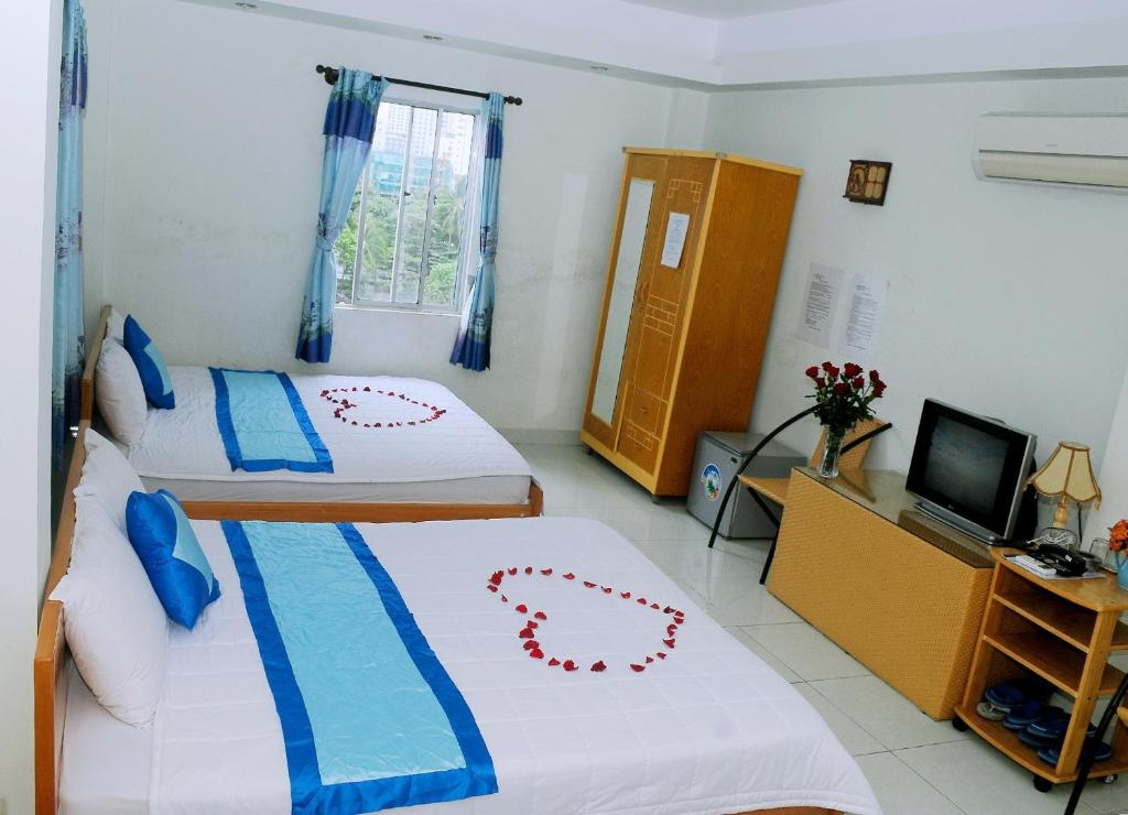 media/roomtypes/130120044855/gallery/vkl1529030s387_khach_san_queen_2_queen_group.png