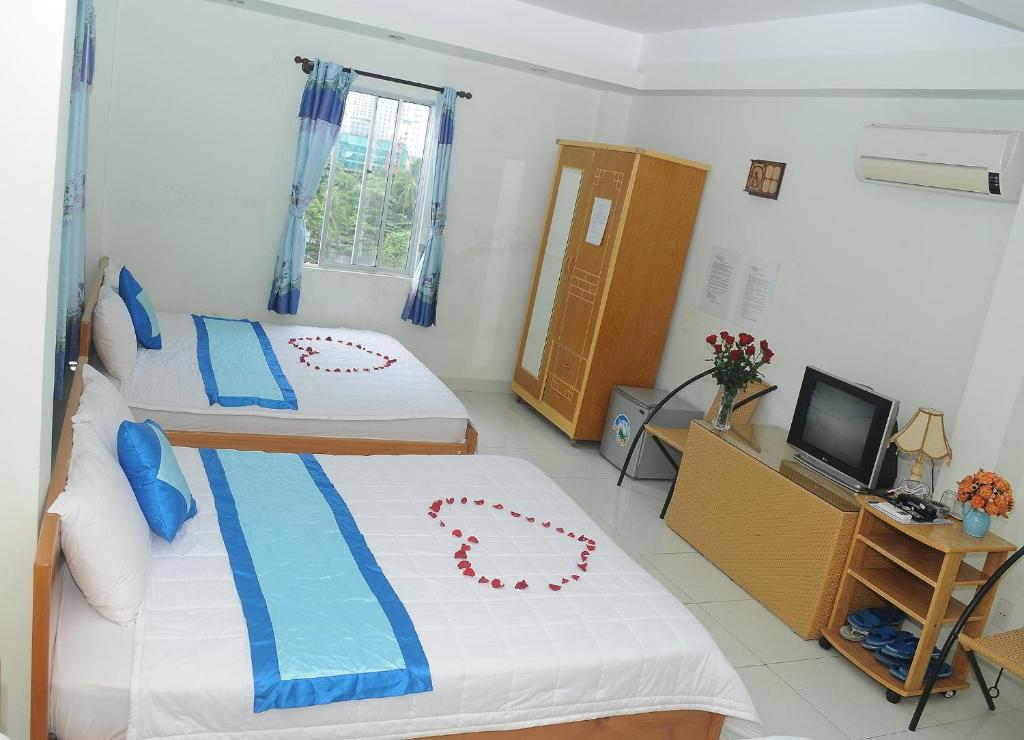 media/roomtypes/130120044855/gallery/vkl15a29030387_khach_san_queen_2_queen_group.png