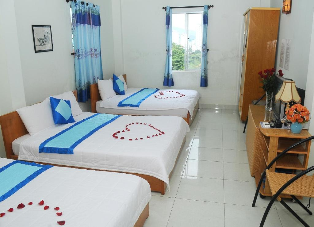 media/roomtypes/130120045207/gallery/t8d152903040a4_khach_san_queen_2_queen_group.png