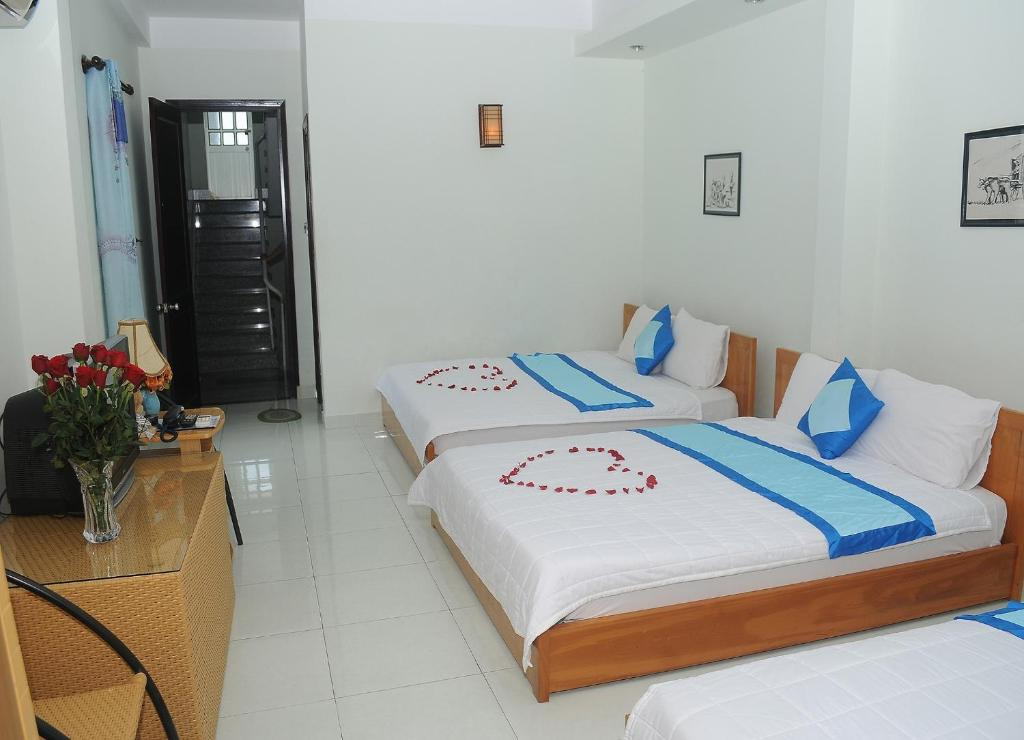 media/roomtypes/130120045207/gallery/t8d1529030a04_khach_san_queen_2_queen_group.png