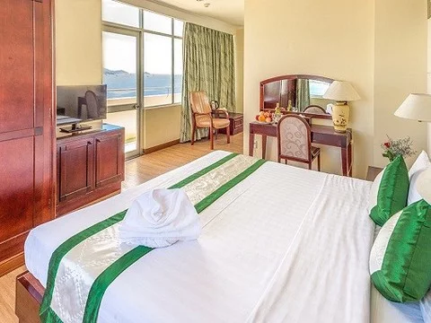 media/roomtypes/130120112223/gallery/kwo1508396895_khach_san_nha_trang_lodge.png