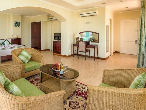 media/roomtypes/130120112338/gallery/ksp1508397035_khach_san_nha_trang_lodge.png