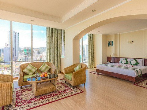 media/roomtypes/130120112338/gallery/ohl1508397007_khach_san_nha_trang_lodge.png