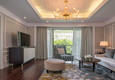 media/roomtypes/130120120412/gallery/zgh1540529465_vinpearl_resort_nha_trang.png