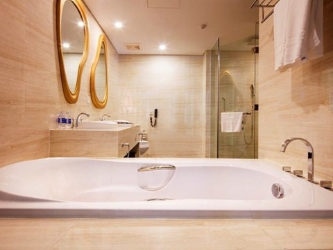 media/roomtypes/150220095646/gallery/khach_san_diamond_bay_nha_trang_19.png