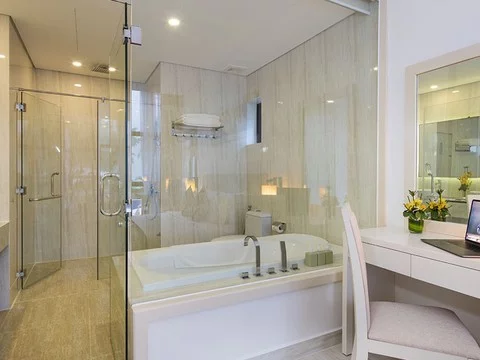 media/roomtypes/190120034928/gallery/vul1521456835_diamond_bay_condotel_resort_nha_trang.png