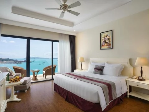 media/roomtypes/190120084440/gallery/zkq1540652159_vinpearl_resort_spa_nha_trang_bay.png