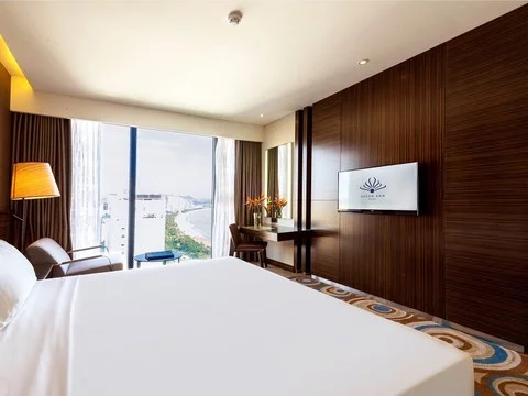 media/roomtypes/190120101503/gallery/zgo1544587215_khach_san_queen_ann_nha_trang.png