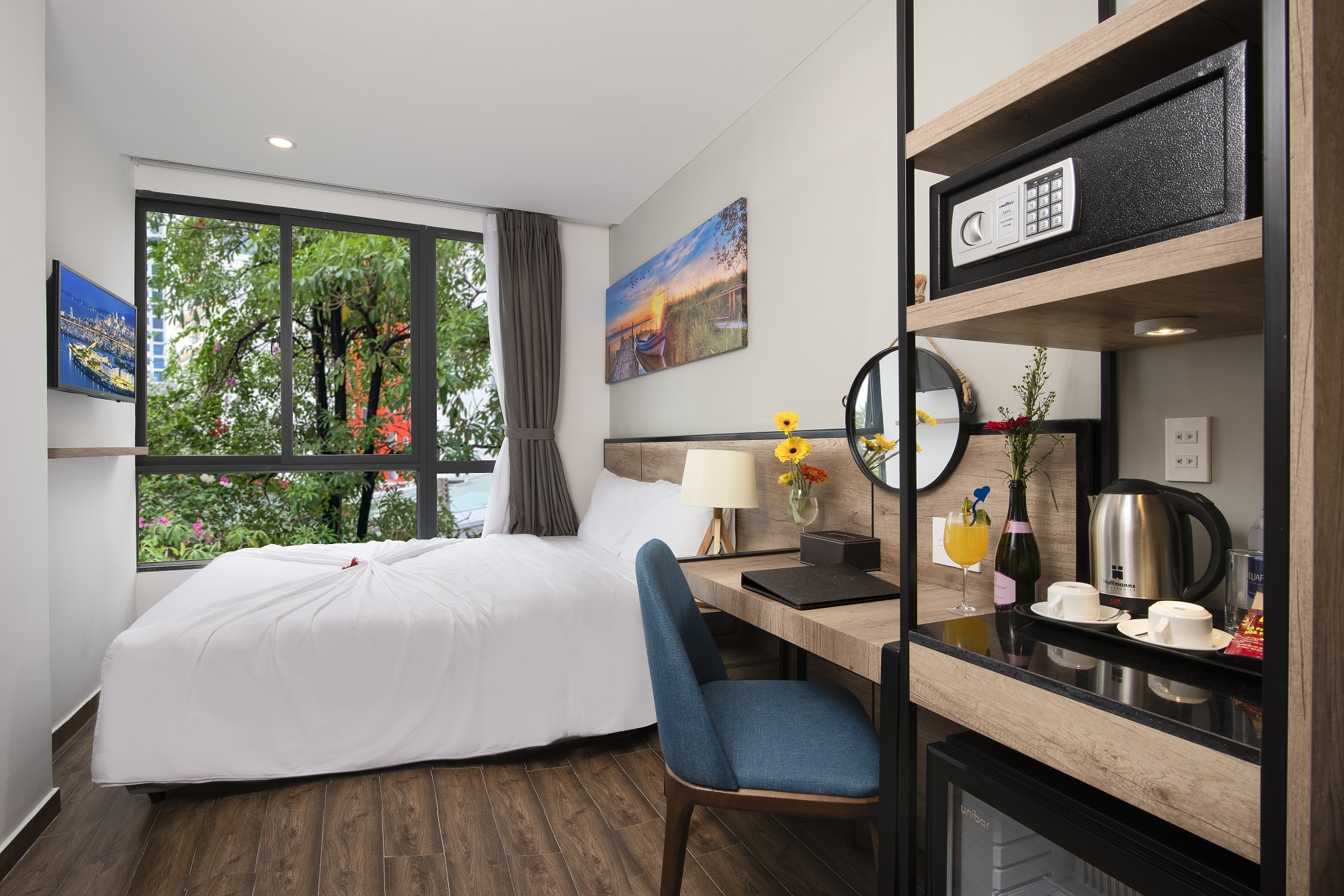 media/roomtypes/270421014154/gallery/deluxe-city-view-(1).jpg