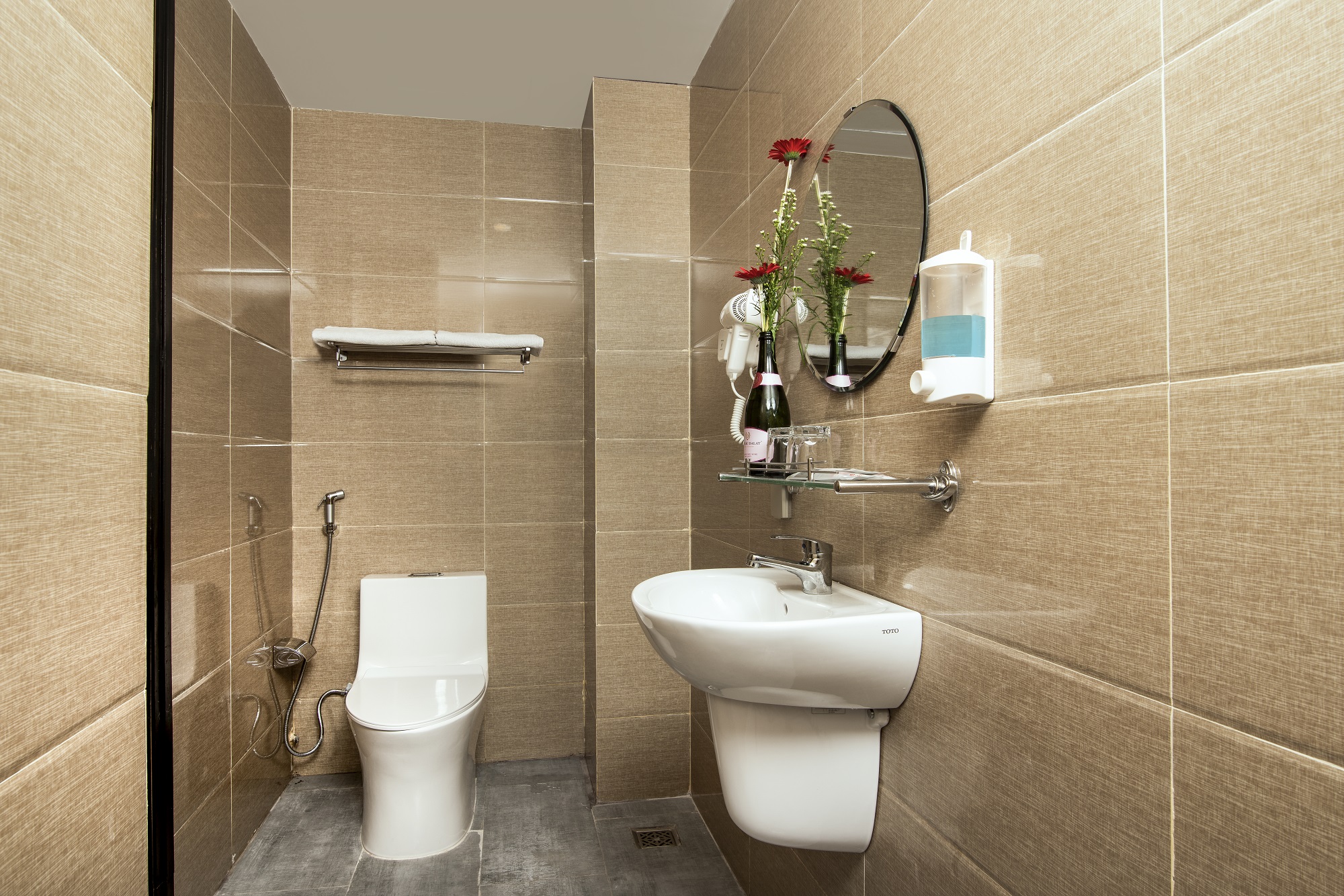 media/roomtypes/270421014154/gallery/deluxe-city-view-(3).jpg