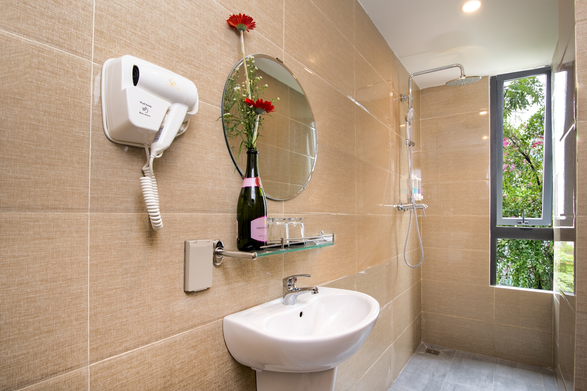 media/roomtypes/270421014154/gallery/deluxe-city-view-(4).jpg