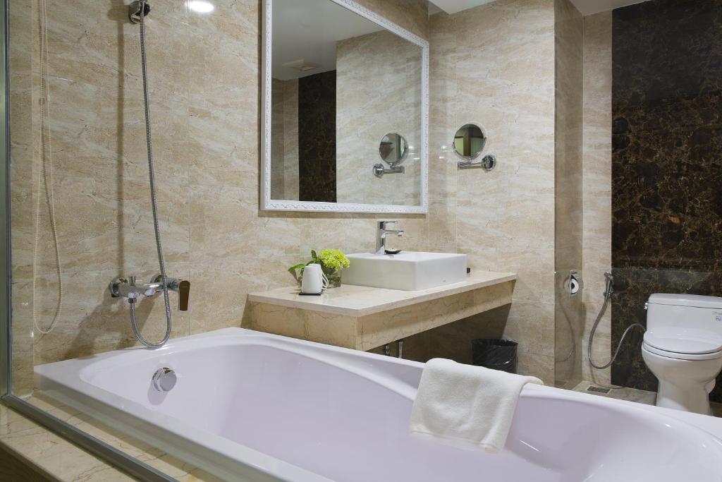media/roomtypes/271219085808/gallery/deluxe-king-2.jpg