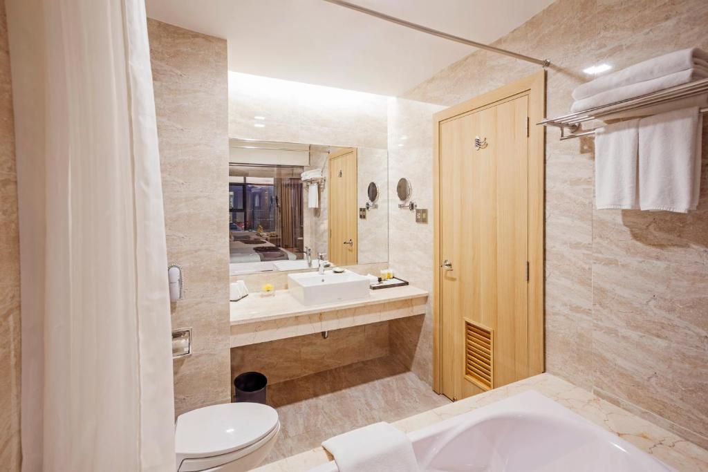 media/roomtypes/291219065202/gallery/deluxe-king-9.jpg