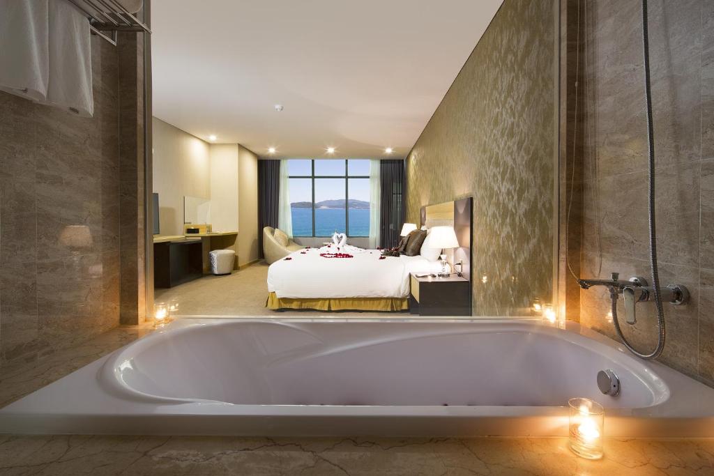 media/roomtypes/291219065202/gallery/deluxe-king-99.jpg