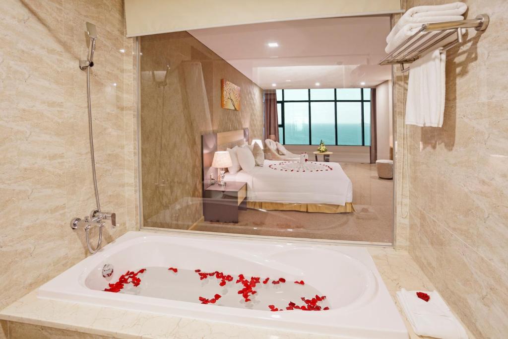 media/roomtypes/291219070034/gallery/deluxe-king-13.jpg