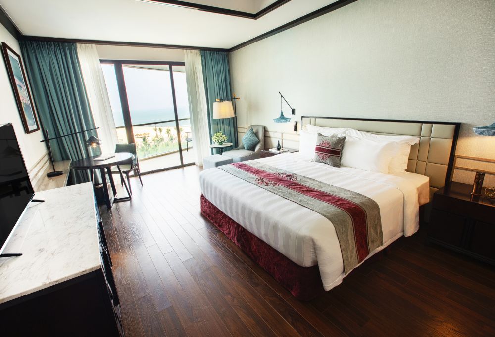 media/roomtypes/3011201159213/gallery/deluxe-king-ocean-view-2.jpg