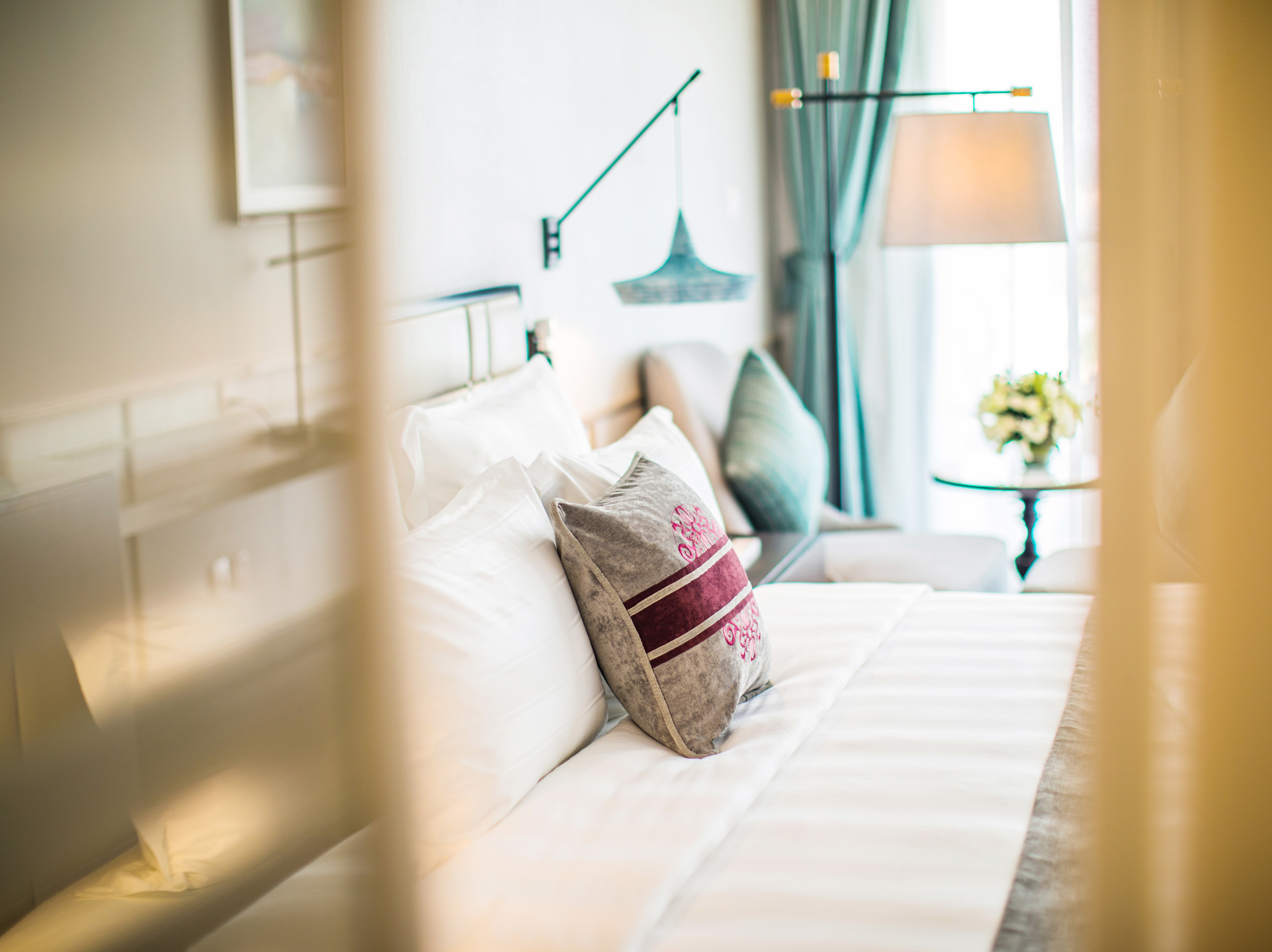 media/roomtypes/3011201159213/gallery/deluxe-king-ocean-view-4.jpg