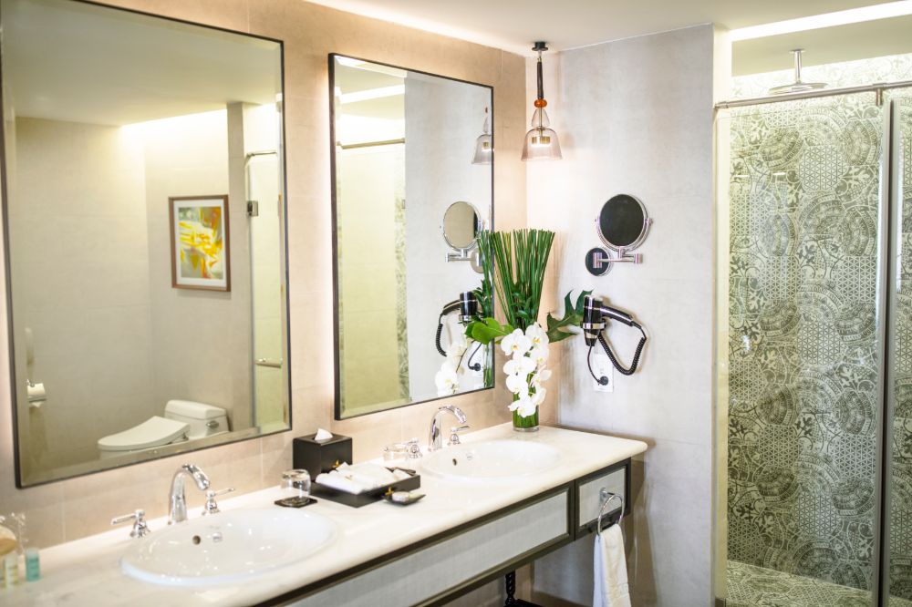 media/roomtypes/3011201159224/gallery/executive-suite-king-5.jpg