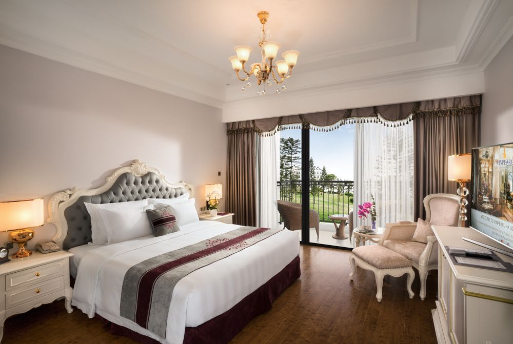 media/roomtypes/3011201159280/gallery/deluxe-king-3.jpg