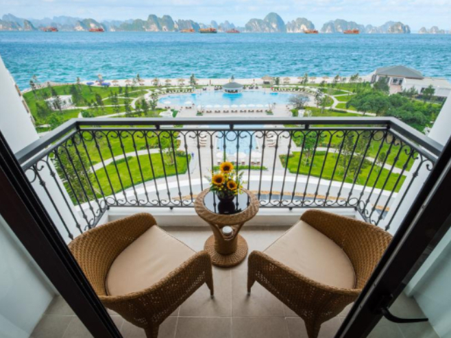 media/roomtypes/3011201159302/gallery/deluxe-king-ocean-view-6.jpg