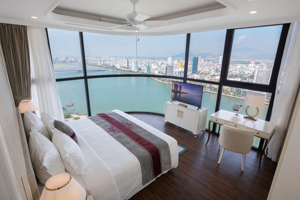 media/roomtypes/3011201159553/gallery/executive-suite-king-river-view-10.jpg