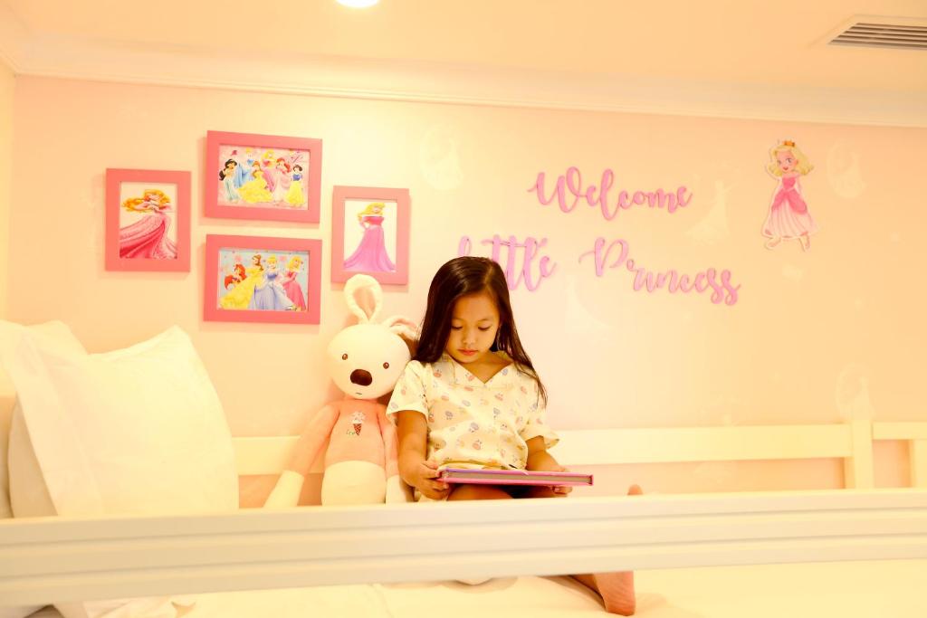 media/roomtypes/3011201159564/gallery/vinpearl-condotel-riverfront-da-nang-family.jpg