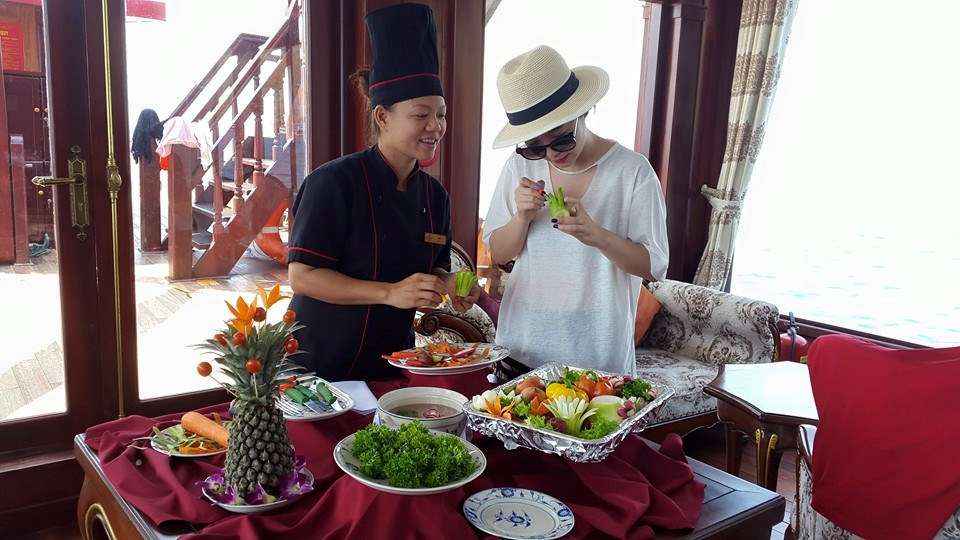 tour-du-thuyen-emperor-kham-pha-vinh-nha-trang-14.jpg