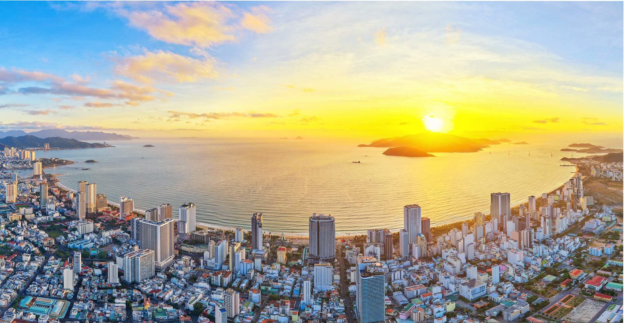 Toàn cảnh Nha Trang mùa hè ( Ảnh: sưu tầm )