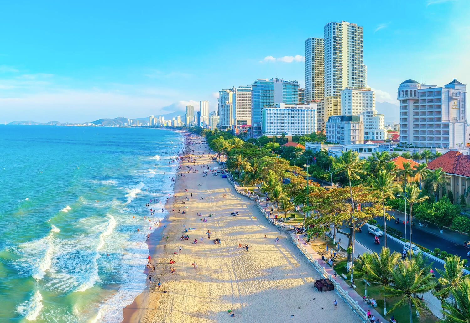 Toàn cảnh bãi biển Nha Trang trong xanh tuyệt đẹp nhìn từ trên cao