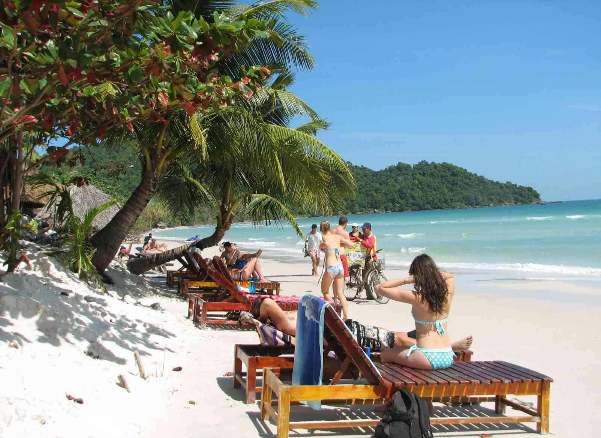 Du khách tắm biển tại Bãi Sao Phú Quốc