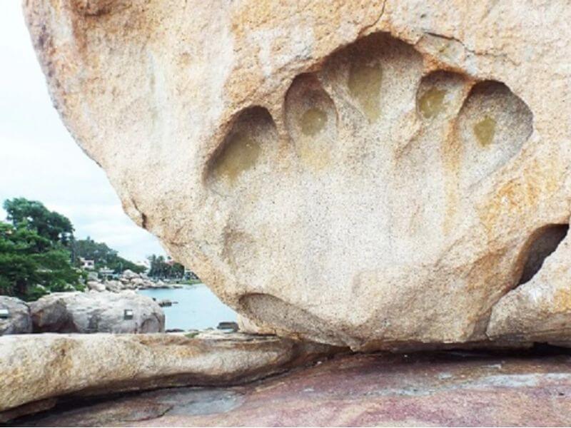 Bàn tay khổng lồ in trên đá Hòn Chồng