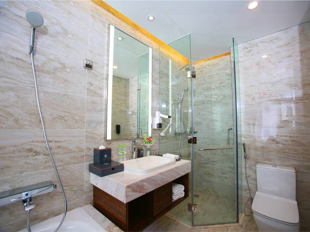 free-easy-3n2d-khach-san-queen-ann-nha-trang-ve-may-bay-khu-hoi-5df75977a3c00.jpg